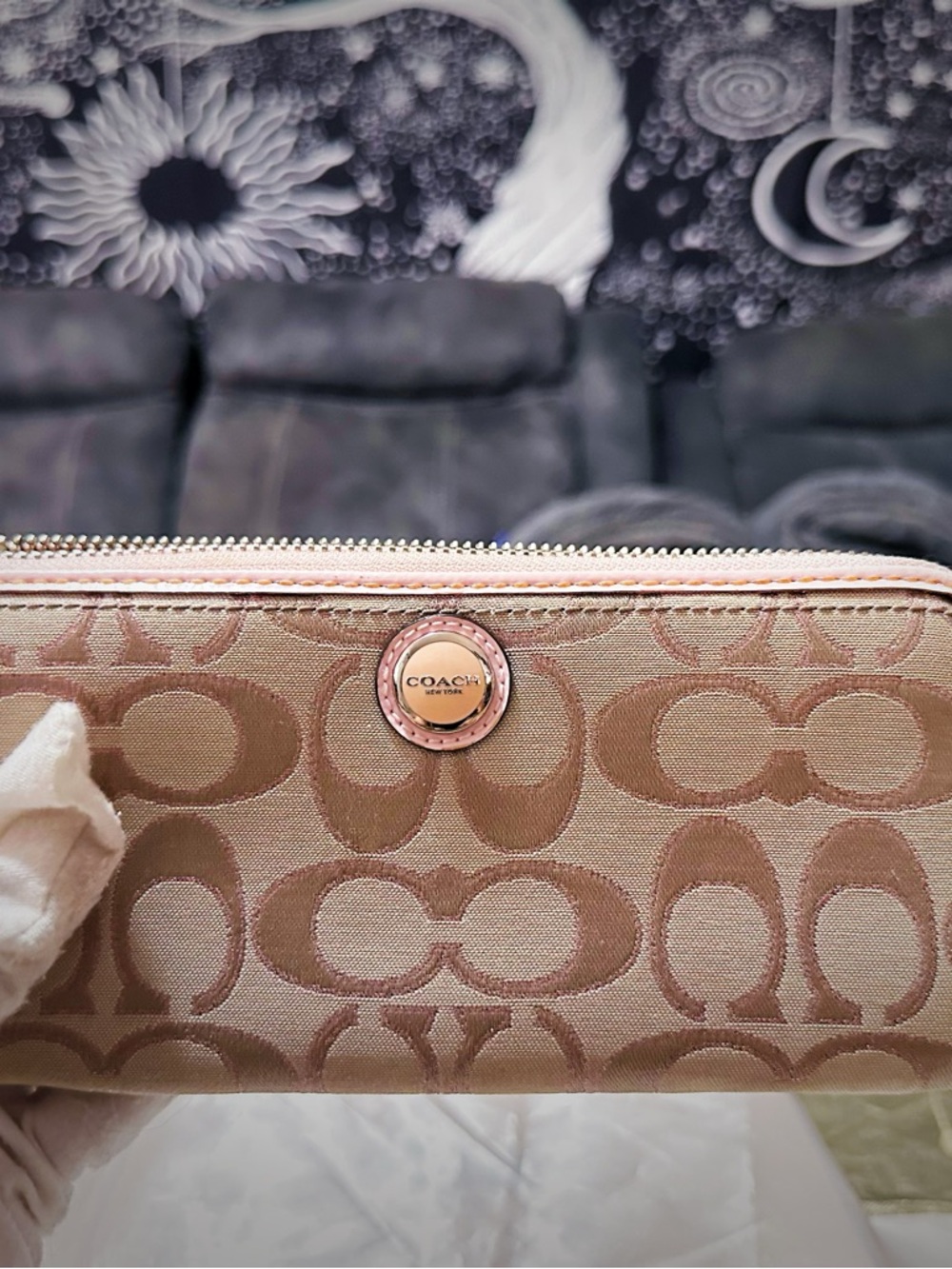 Vintage COACH Khaki Signature Canvas Zip Wallet with Pale Pink Trim - Picture 7 of 17